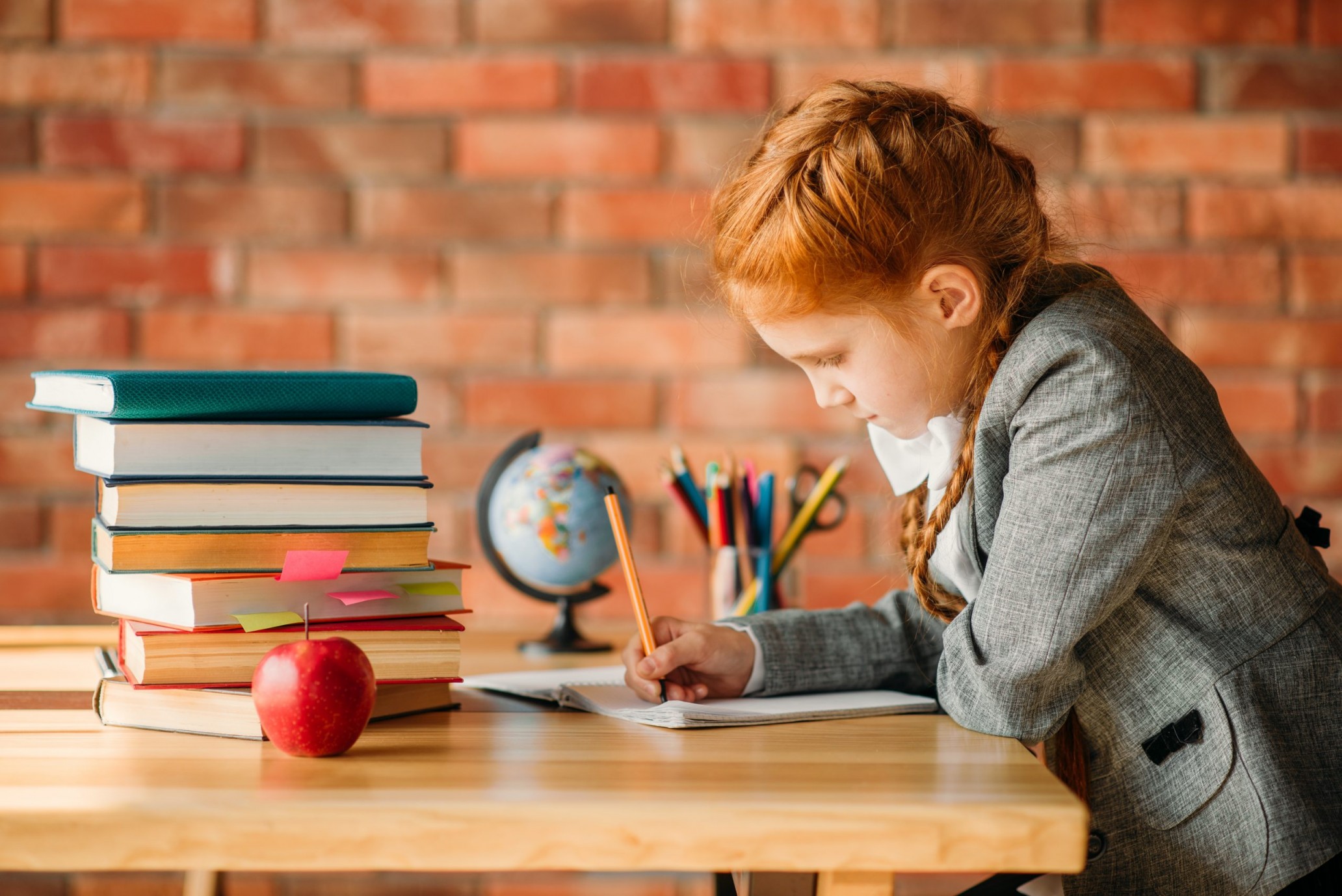 Schüler vor seiner Hausaufgabe
